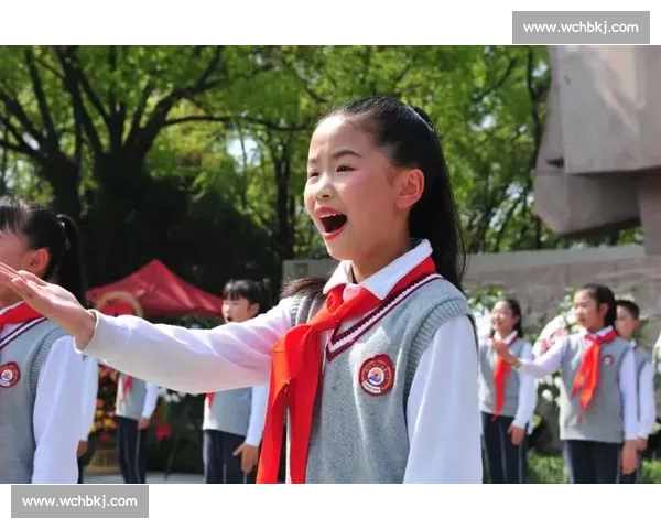 国歌奏响时，他们用身体为孩子撑起晴空